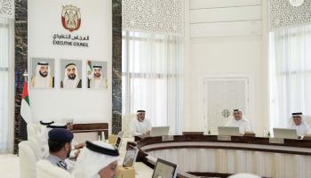 الشيخ خالد بن محمد بن زايد آل نهيان خلال الاجتماع