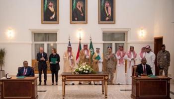 لحظة توقيع طرفي النزاع في السودان على 