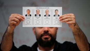 شاب تركي يرفع بطاقة اقتراع