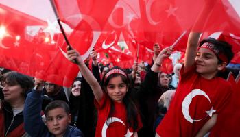أطفال أتراك يرفعون علم بلادهم خلال تظاهرة انتخابية