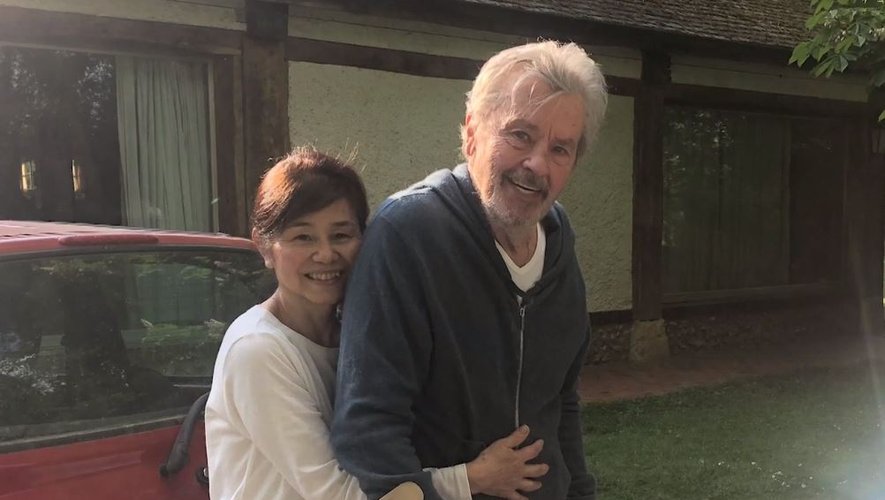 Alain Delon : rare apparition publique avec sa compagne Hiromi