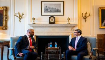 جانب من لقاء الشيخ عبدالله بن زايد آل نهيان وجيمس كليفرلي 