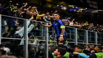 لاوتارو مارتينيز مهاجم إنتر ميلان يحتفل مع الجماهير