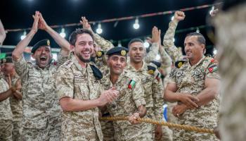 ولي العهد مبتهجا بين رفاقه