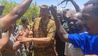 حاملا سلاحه وسط جنوده.. ظهور مفاجئ لقائد الجيش السوداني  (فيديو)