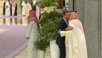 عناق بين ولي العهد السعودي والرئيس السوري