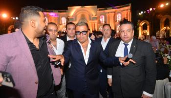 عمرو دياب لحظة وصوله حفل زفاف ابنة حميد الشاعري