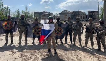 رئيس مجموعة فاغنر بين قواته