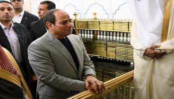 الرئيس المصري عبدالفتاح السيسي باكيا أمام 