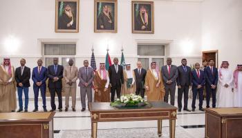 جانب من توقيع اتفاق وقف النار بين الأطراف السودانية في مدينة جدة