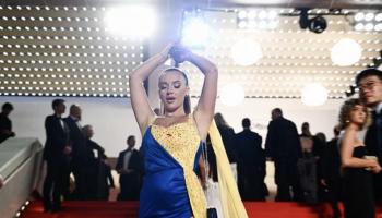 المرأة صاحبة العرض المثير