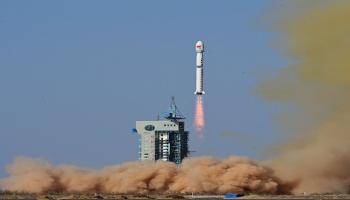 إطلاق صاروخ صيني إلى الفضاء