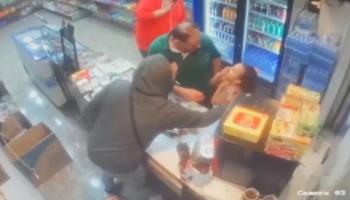 الطفلة مع أبيها داخل المحل قبل أن ينقذها الطبيب