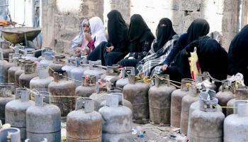 يمنيات في طابور للغاز المنزلي.. أرشيفية