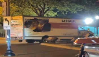 جانب من اصطدام الشاحنة بالحواجز الأمنية 