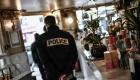 Paris : un homme menace les clients d'un restaurant avec une fausse grenade pour leur soutirer de l'argent