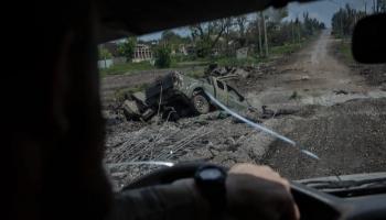 قوات أوكرانية على طريق خارج باخموت