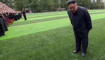 كيم جونغ أون منحنيا في إحدى الفعاليات