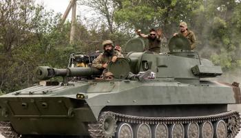 جنود أوكرانيون مع الكولا والمثلجات