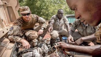 عسكري ألماني يدرب جنودا ماليين