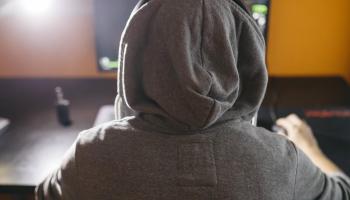 نشاط الإرهابيين عبر الإنترنت يمثل صداعا للسلطات