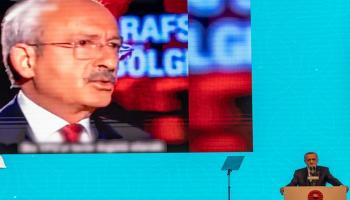 أردوغان، مع ظهور شريط فيديو لمنافسه كليجدار أوغلو، على الشاشة خلال حدث انتخابي 
