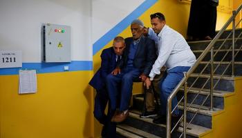 ناخب مسن داخل مركز للاقتراع بتركيا - رويترز