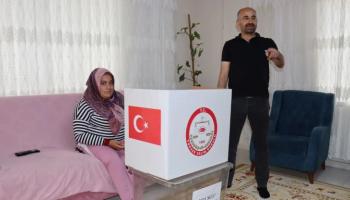 ناخبة تركية تدلي بصوتها في صندوق متنقل