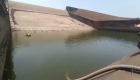 مسئول هندی برای پیدا کردن گوشی موبایلش آب دریاچه را خالی کرد!