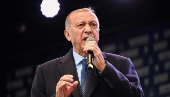أردوغان يغني ويوجه رسالة لمنافسه