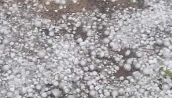 حبات البرد تكسو شوارع الأردن