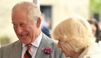 الملك تشارلز مع قرينته الملكة كاميلا