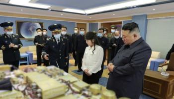 كيم وابنته يتفقدان أجزاء القمر الاصطناعي