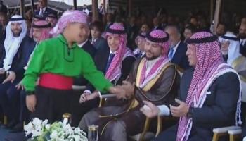 الطفل يعطي ملك الأردن رسالة سرية