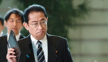 رئيس الوزراء الياباني فوميو كيشيدا خلال رده على أسئلة بخصوص القمر 