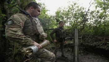 جنود أوكرانيون يستعدون لإطلاق قذيفة مورتر باتجاه القوات الروسية في منطقة دونيتسك