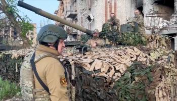 مؤسس مجموعة فاغنر يفغيني بريغوزين يتحدث إلى مقاتلين في باخموت