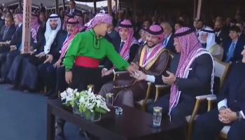 طفل يسلم الملك عبدالله رسالة سرية