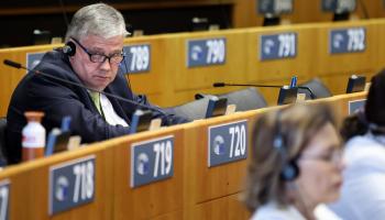 النائب الأوروبي مارك تارابيلا أثناء الجلسة