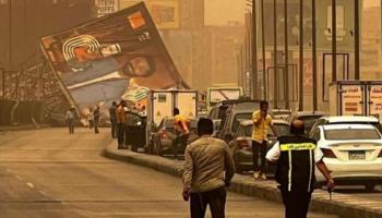 لوحة إعلانات ضخمة سقطت على جسر رئيسي في القاهرة