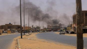 دخان متصاعد جراء الاشتباكات بالسودان