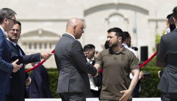 رئيس سويسرا آلان بيرسيه مع نظيره الأوكراني زيلينيسكي