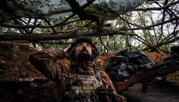 جندي أوكراني يراقب مسيرة روسية قرب بلدة باخموت - رويترز