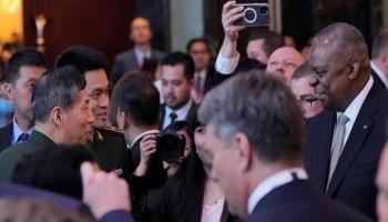 وزير الدفاع الأمريكي لويد أوستن  يصافح نظيره الصيني لي شانجفو