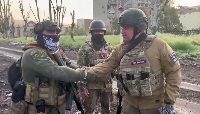 قائد مجموعة فاغنر ر يفغيني بريغوزين يتحدث إلى مقاتليه في باخموت بأوكرانيا