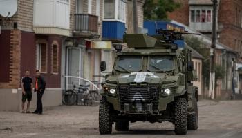 عربة مصفحة قرب الحدود بين روسيا وأوكرانيا