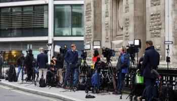 وسائل الإعلام تنتظر خارج مبنى المحكمة العليا في انتظار الأمير هاري