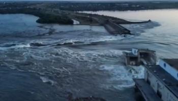 مشهد جوي لسد كاخوفكا بعد تدميره جزئيا