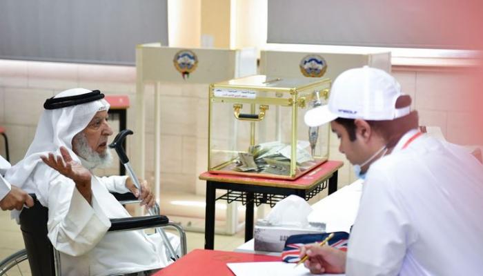 أحد كبار السن داخل أحد مركز الاقتراع في الكويت
