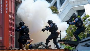 القوات الخاصة التايوانية تدخل حاوية خلال المناورة